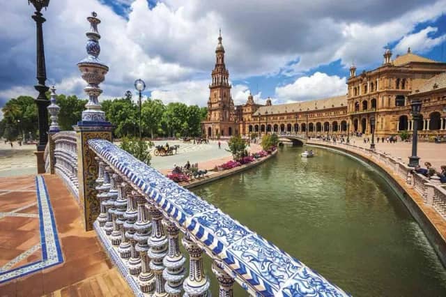 Sevilla: Plaza de España, barrio de Santa Cruz y catedral con la Giralda — entrada y guía incluidas — Plaza de España