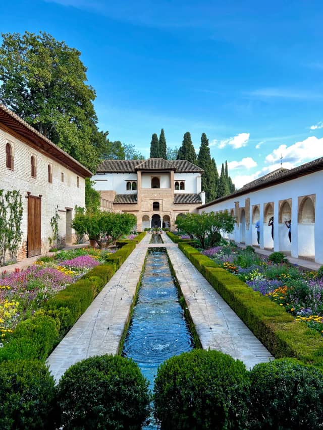 Granada: Alhambra, Palacios Nazaríes y jardines del Generalife — entradas y guía incluidos — Jardines del Generalife