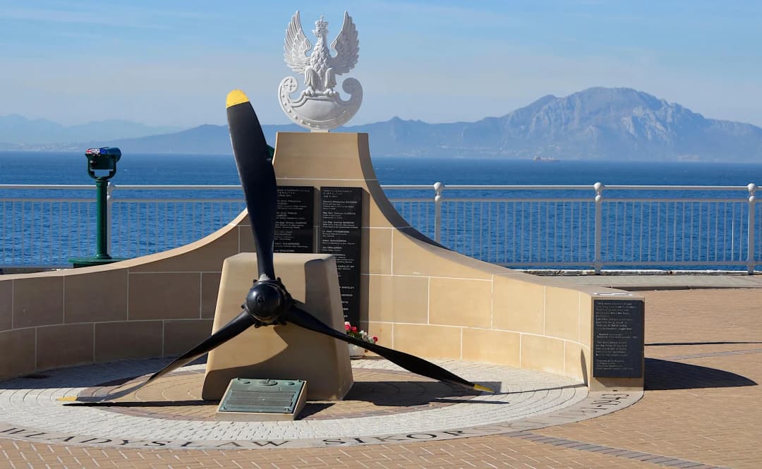 Gibraltar: subida en minibús al Peñón, Cueva de San Miguel y encuentro con los monos — Punta de Europa y monumento al general Sikorski