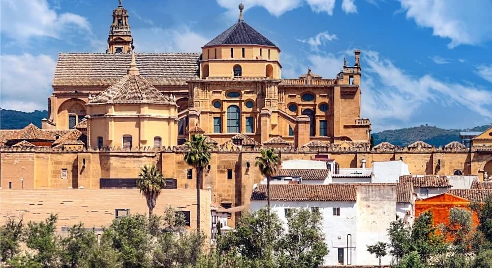 Córdoba: Mezquita-Catedral Patrimonio de la Humanidad con entrada y guía + paseo por la Judería — Visita panorámica de la antigua capital de Al-Ándalus