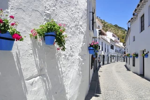 Mijas, Marbella y Puerto Banús: pueblo blanco, casco antiguo y marina de lujo en un día — Paseo por el pueblo blanco de Mijas