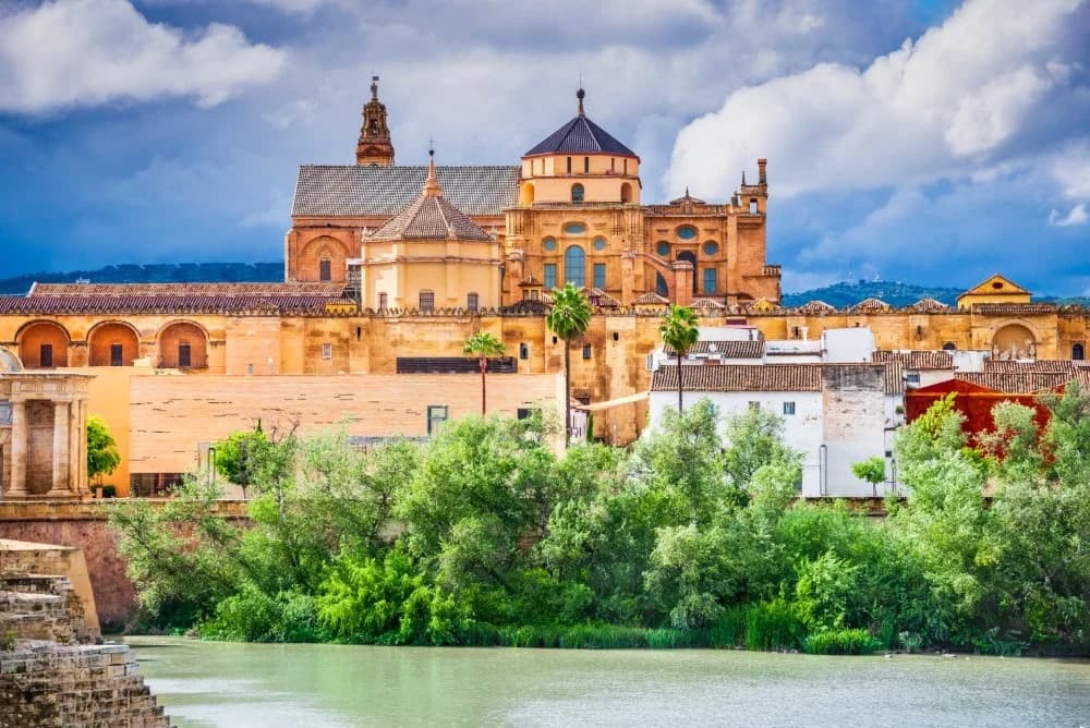 Córdoba: Mezquita-Catedral Patrimonio de la Humanidad con entrada y guía + paseo por la Judería — Puente Romano y tiempo libre