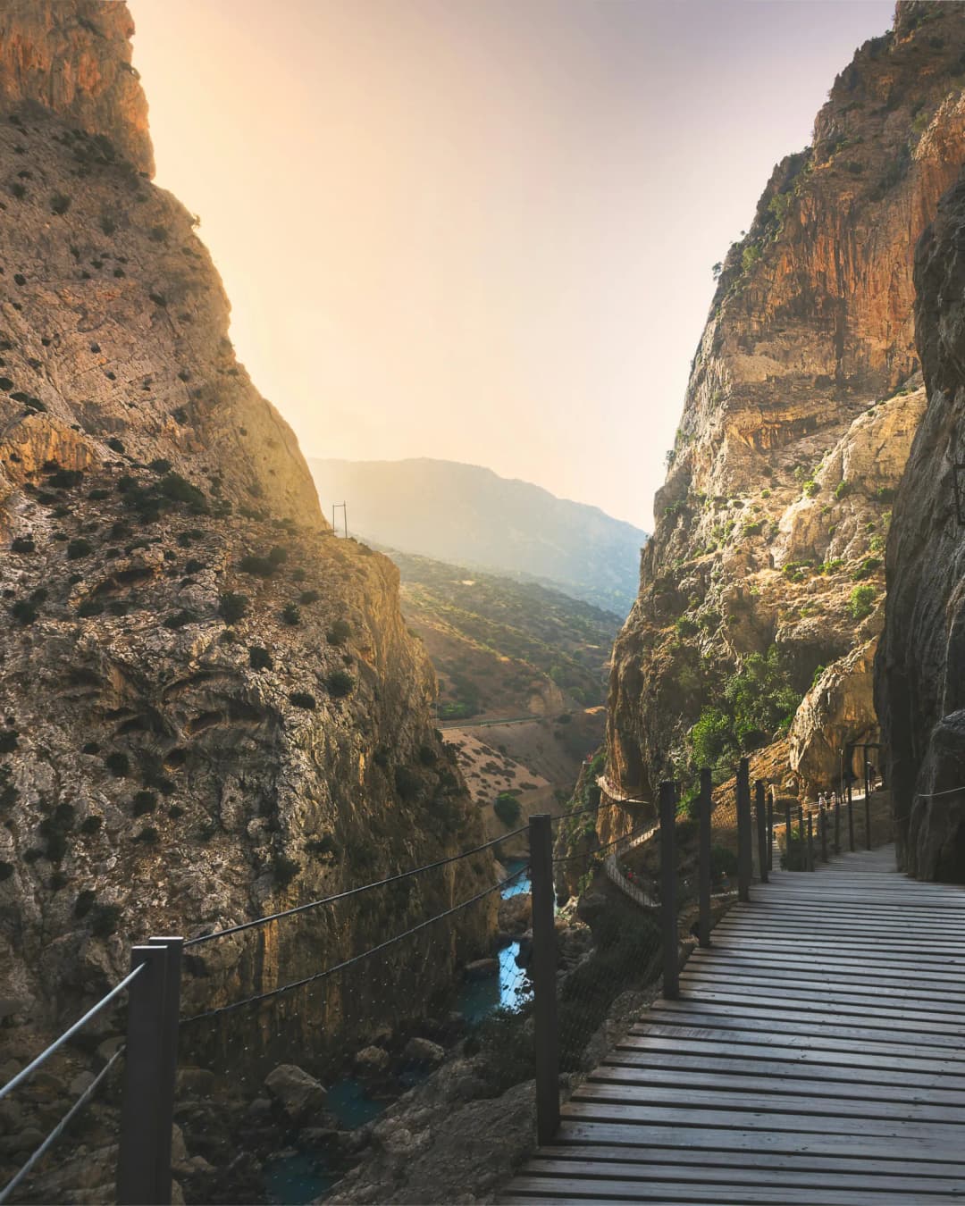Caminito del Rey: senderismo guiado por pasarelas a 100 m sobre el desfiladero + visita a Ardales — Senderismo por las pasarelas sobre el desfiladero