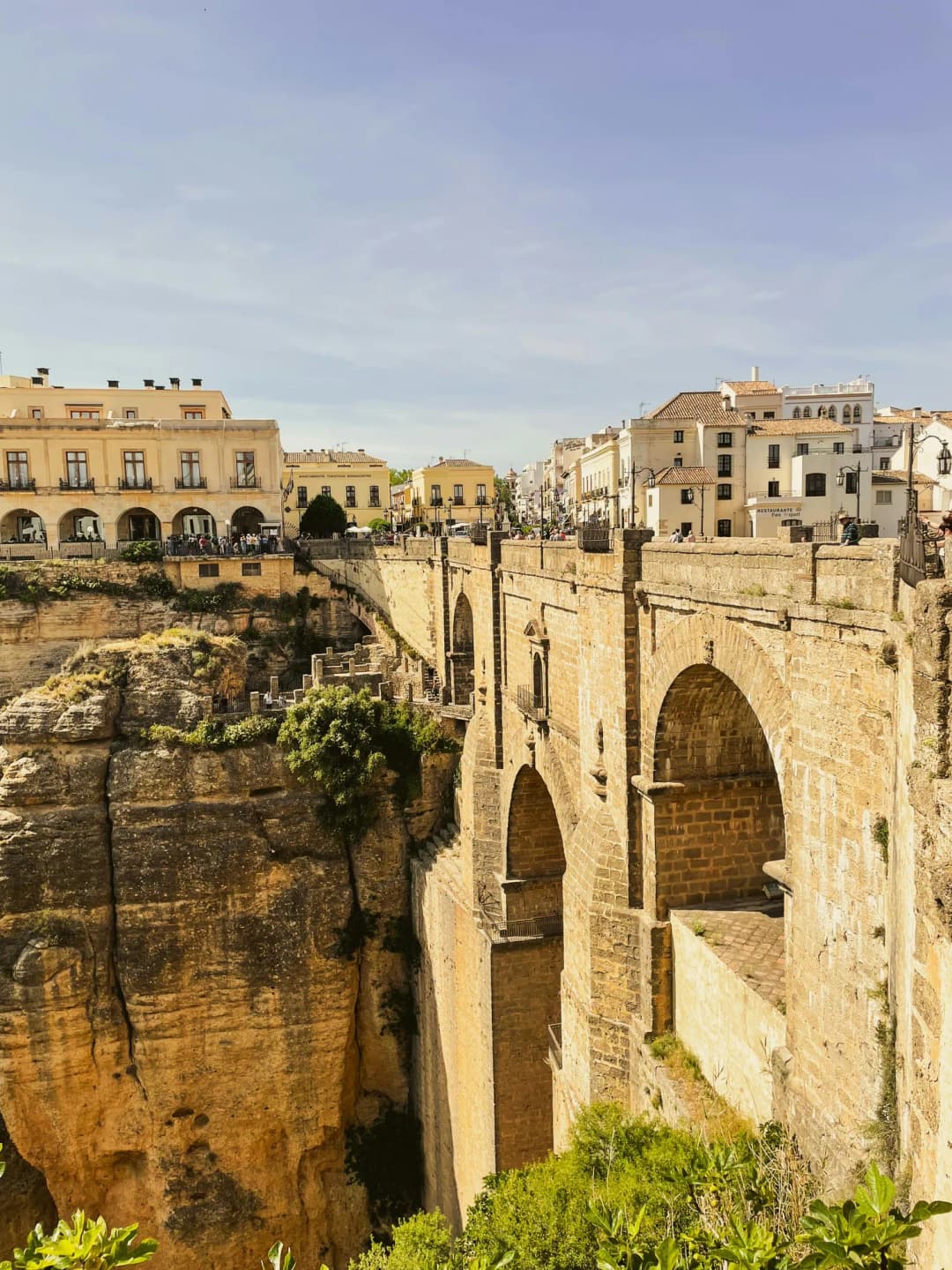 Ronda: la ciudad sobre el abismo — visita con guía local y entrada a la plaza de toros — El Puente Nuevo sobre el desfiladero de El Tajo