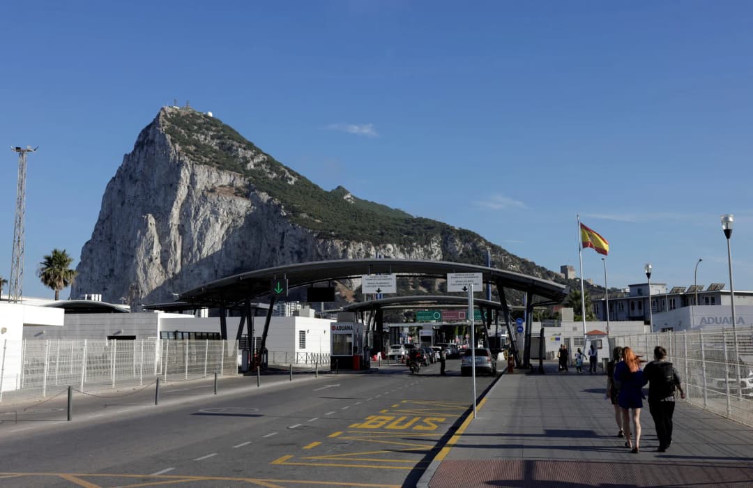 Gibraltar: subida en minibús al Peñón, Cueva de San Miguel y encuentro con los monos — Cruce de la frontera