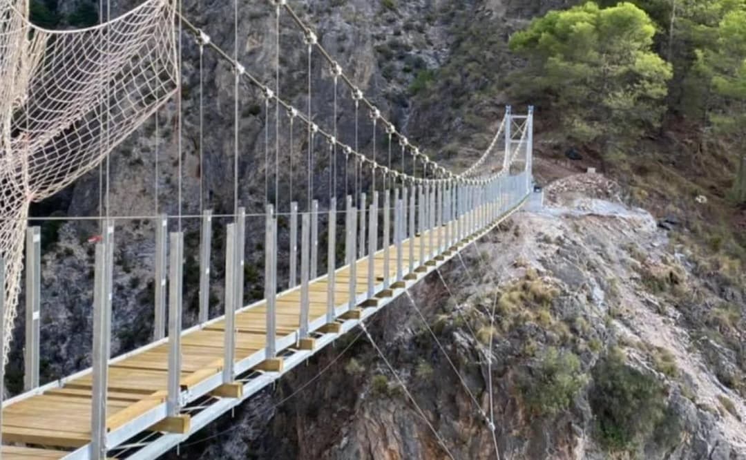 Caminito del Rey: senderismo guiado por pasarelas a 100 m sobre el desfiladero + visita a Ardales — Puente colgante sobre el abismo